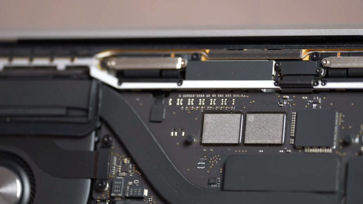 MacBook Air M3 của Apple có hai chip flash NAND, tốc độ SSD nhanh hơn so với chip đơn được sử dụng trên phiên bản M2